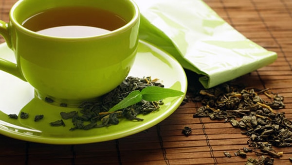 Зелений чай знижує рівень холестерину, атакує ракові клітини, сприяє втраті ваги, знижує ризик захворювання серця і судин.