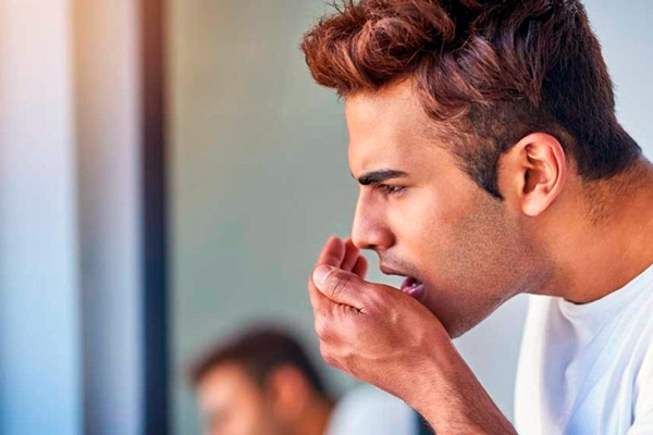 При певних ситуаціях поява запаху з рота (термін - галітоз) буває тимчасовим і нормальним явищем. Зазвичай воно розвивається внаслідок підвищення активності сапрофітної та умовно-патогенної бактеріальної флори в порожнині рота. 
